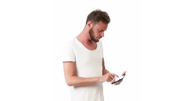 Uomo con in mano una tavoletta digitale con una maglietta — Video Stock