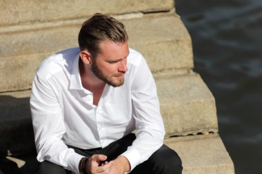 Çekici bir adam dışında oturan