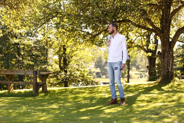 Atraktivní muž, který stojí venku — Stock fotografie