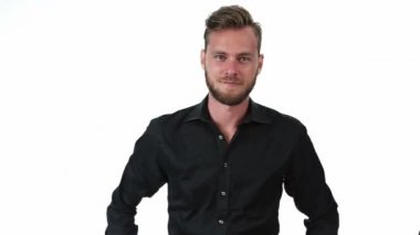 hombre guapo en camiseta