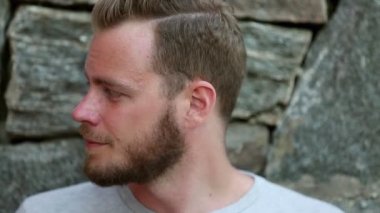 yakışıklı adam açık havada duran