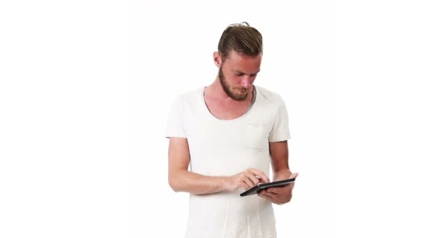 Man med digital surfplatta — Stockvideo