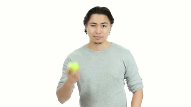 Красивий чоловік з яблуком — стокове відео