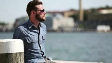 Limanda oturan yakışıklı adam