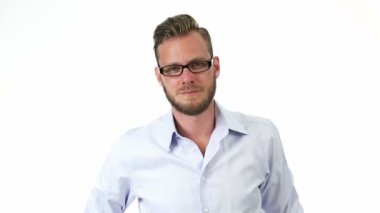 Adam bir gömlek ve gözlük