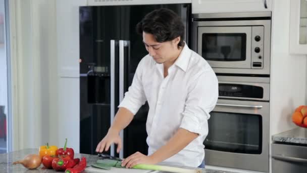 Jeune chef amateur tranchant — Video