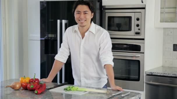 Jovem chef amador cortando — Vídeo de Stock