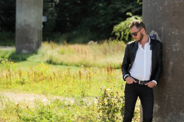 Yakışıklı adam yaslanmış