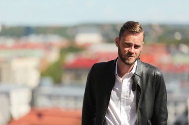 Yoğun adam ayakta dışında