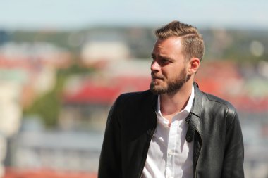 Yoğun adam ayakta dışında