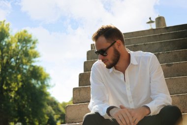 İçinde oturan güneş gözlüğü modeli