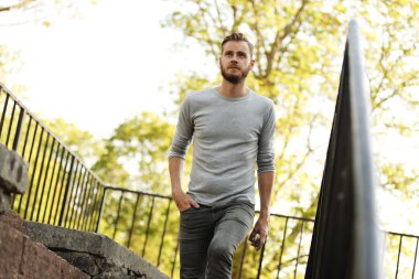 Çekici bir adam açık havada yürüyüş