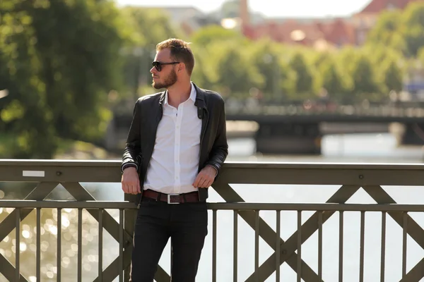 Modell steht auf einer Brücke — Stockfoto