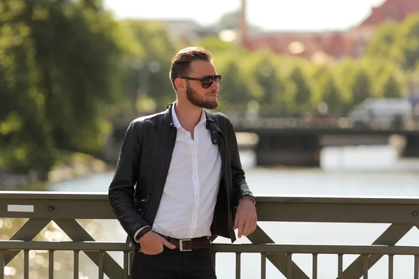 Model staande op een brug — Stockfoto