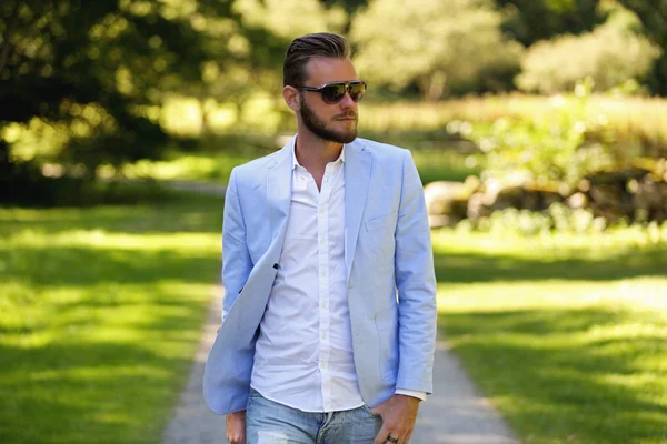 Yol üzerinde bir modeldir