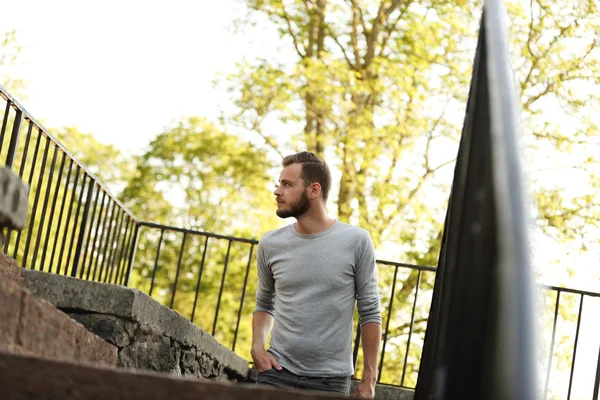 Attraktiv man promenader utomhus — Stockfoto