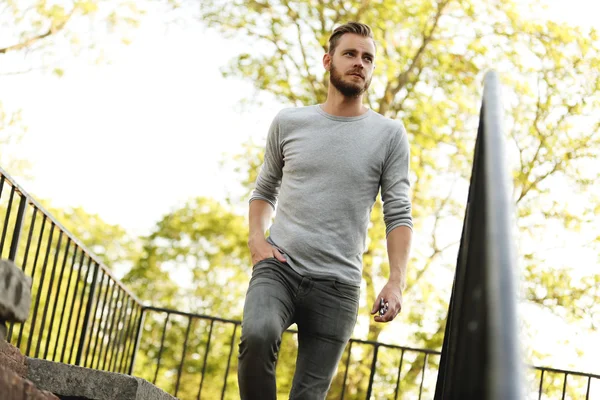 Hombre atractivo caminando al aire libre —  Fotos de Stock