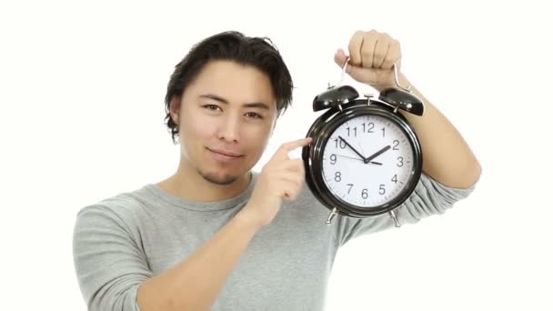 Hombre de pie sosteniendo un reloj grande — Vídeo de stock