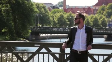 Çekici adam dışında bir köprü ayakta