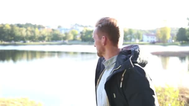 Hombre dando un paseo al aire libre — Vídeos de Stock