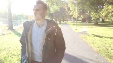 Adam açık havada yürüyüşe