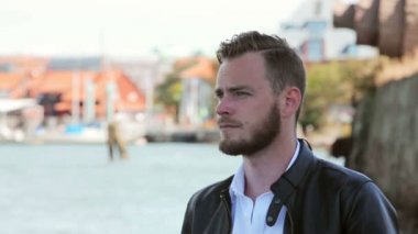 Yaz aylarında su ile ayakta yetişkin adam