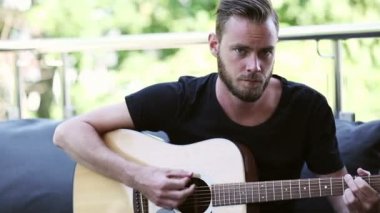 adam bir akustik gitar ile