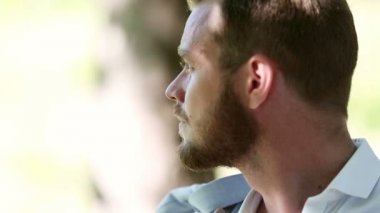 Yaz aylarında bir adam portresi