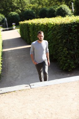 Trendy adam dışında yaz aylarında yürüyüş