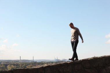 Manzaraya bakarak yürüyen bir adam