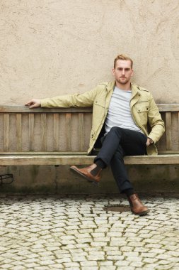 Yakışıklı adam dışında oturan