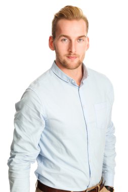 Mavi gömlek gülümseyen yakışıklı adam