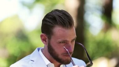 Kameraya bakarak bir modeldir