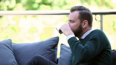 Yakışıklı adam sabah kahve içme