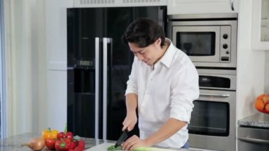 Genç masterchef salata hazırlık