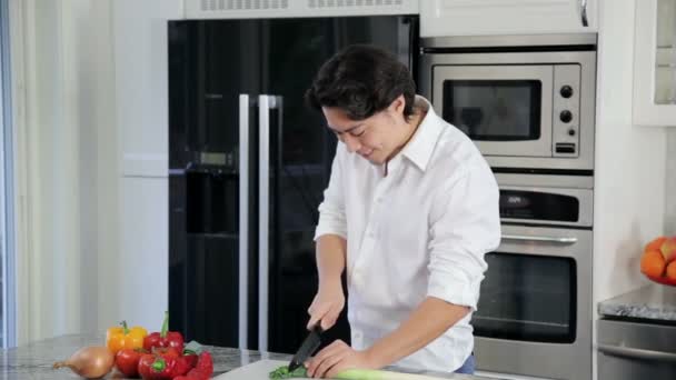 Молодий шеф-кухар готує салат — стокове відео