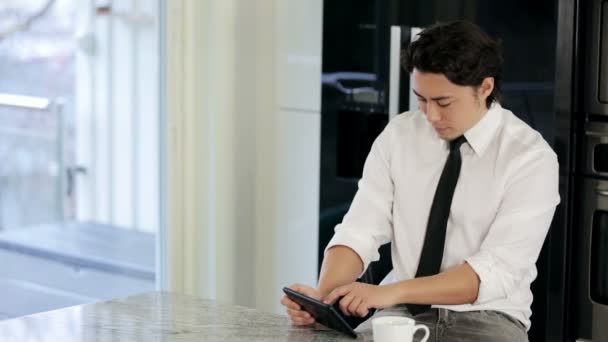 Geschäftsmann arbeitet von zu Hause aus — Stockvideo