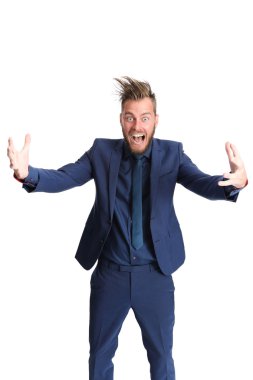 Mavi elbiseli bir işadamı bağırarak