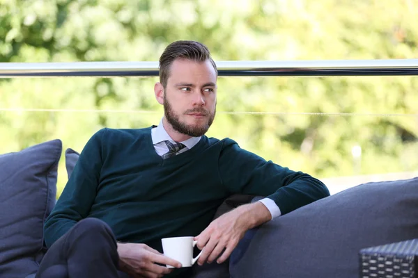 Empresário sentado ao ar livre — Fotografia de Stock