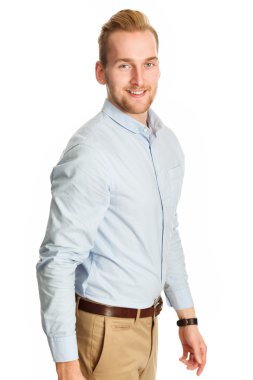 Gülümseyen memnun genç adam