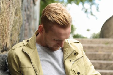 Şık adam dışında yaslanmış