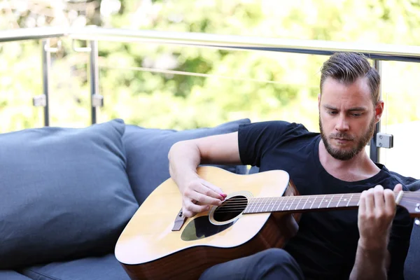 Man med akustisk gitarr — Stockfoto