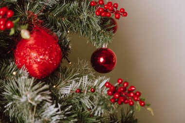 Kırmızı Topları ve Yıldızları olan Noel Ağacı. Kış Tatili Arkaplanı.