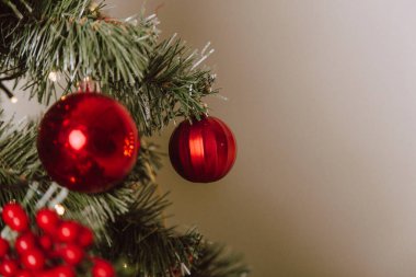 Kırmızı Topları ve Yıldızları olan Noel Ağacı. Kış Tatili Arkaplanı.