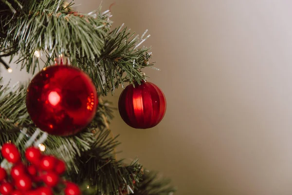 Árbol Navidad Con Bolas Rojas Estrellas Fondo Vacaciones Invierno — Foto de Stock