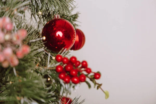 Árbol Navidad Con Bolas Rojas Estrellas Fondo Vacaciones Invierno — Foto de Stock