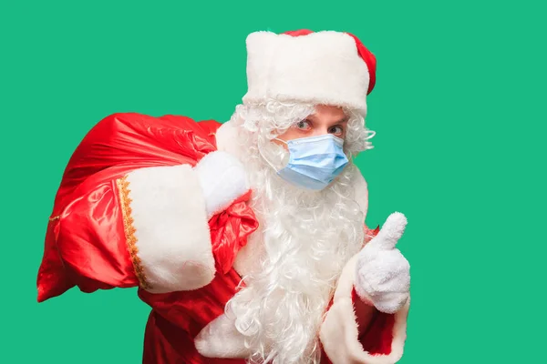 Kerstman Draagt Een Papieren Masker Vanwege Covid Coronavirus Gevaarlijk Wereldwijd — Stockfoto