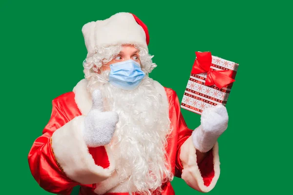 Kerstman Draagt Een Papieren Masker Vanwege Covid Coronavirus Gevaarlijk Wereldwijd — Stockfoto