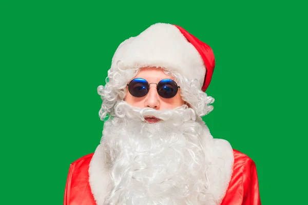 Portret van stijlvolle Santa Claus op kleur achtergrond — Stockfoto