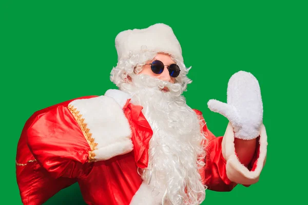 Taille omhoog portret van bebaarde oude man in Santa kostuum dragen grote zak met kerstcadeaus. — Stockfoto